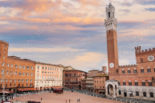 Foto Palazzo Pubblico and Torre del Mangia piazza del campo in Siena in Tuscany, Ital