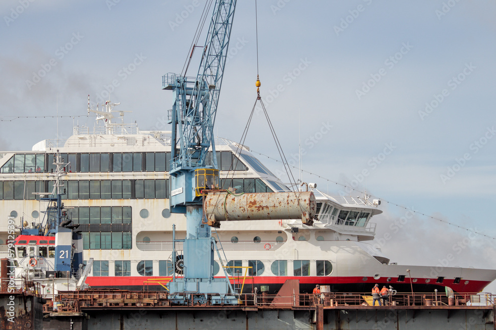 Schwimmdock mit Kran und Schiff