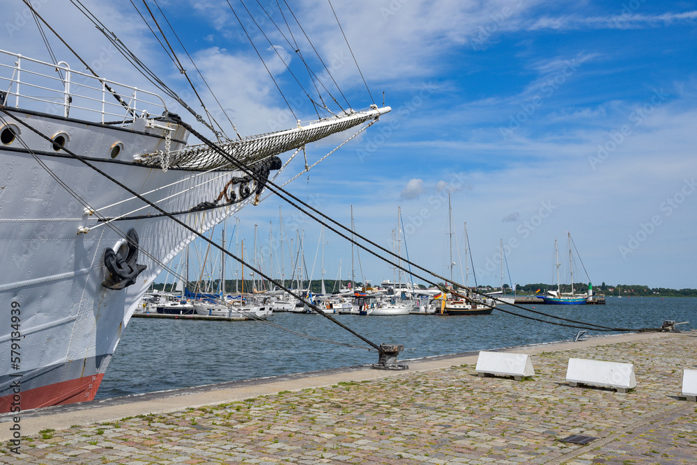 Boote am Hafen der Hansestadt Stralsund - obrazy, fototapety, plakaty 