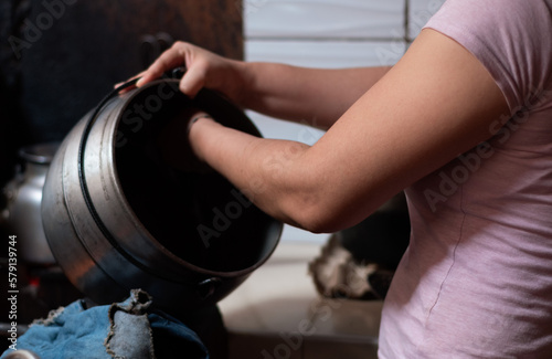 Cocinera alistando ollas para cocinar