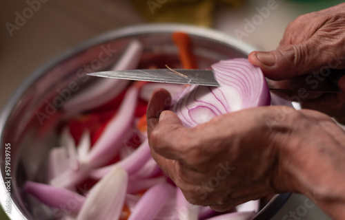 Manos de cocinera peruana cortando verduras