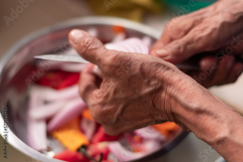 Primer plano manos de cocinera peruana cortando verduras