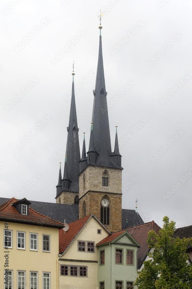 Saalfeld/Saale - Häuser am Marktplatz mit Johanneskirche, Thüringen, Deutschland, Europa
