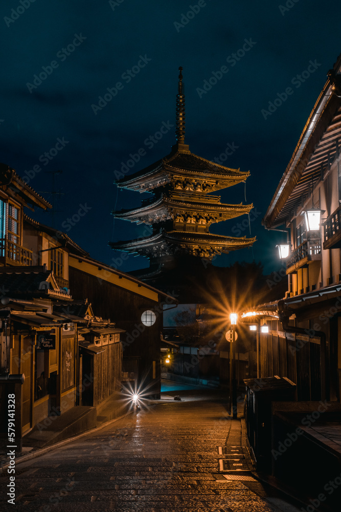 Fototapeta premium Pagoda at night in Kyoto, Japan