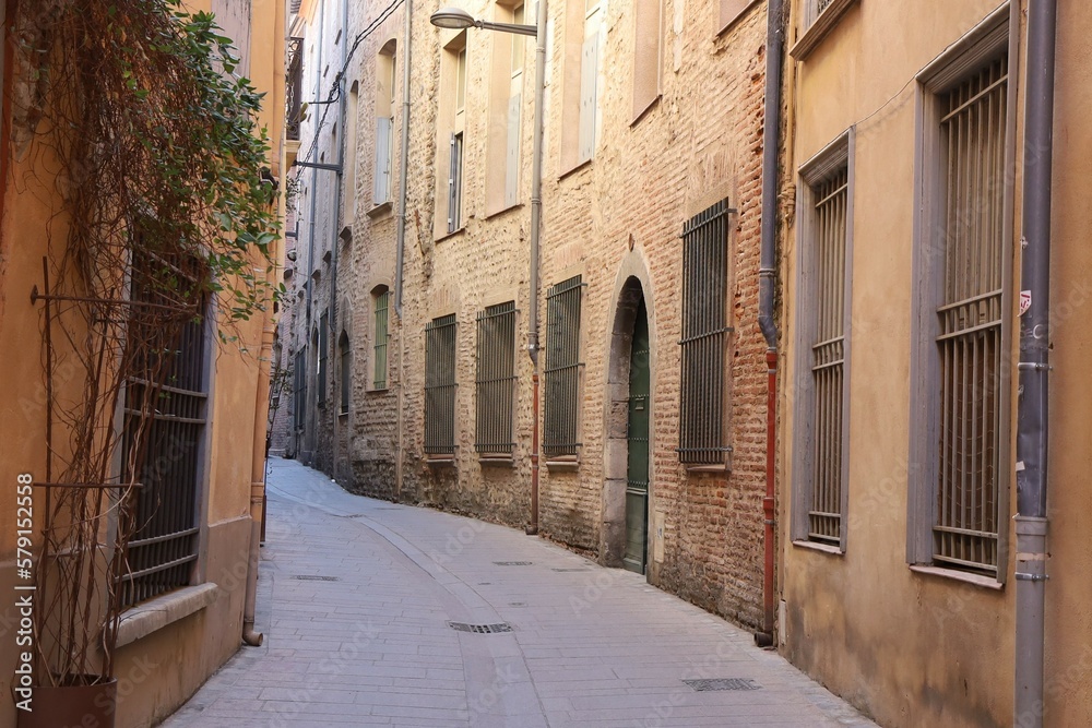 Obraz premium Rue typique dans la ville, ville de Perpignan, département des Pyrénées Orientales, France