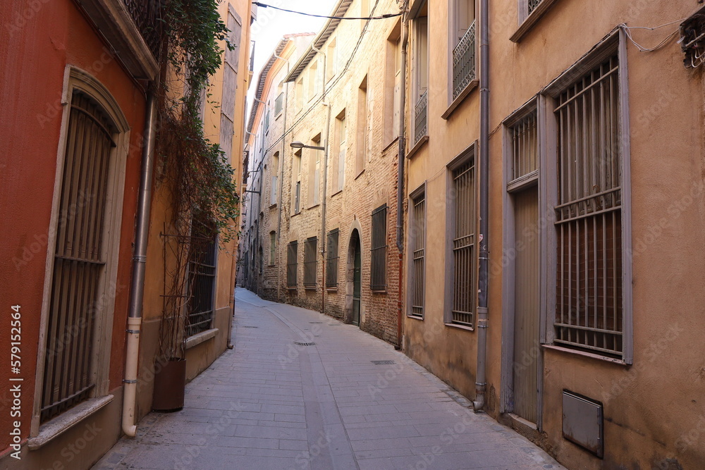 Rue typique dans la ville, ville de Perpignan, département des Pyrénées Orientales, France