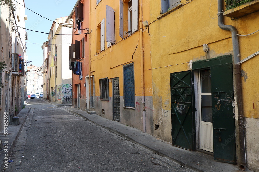 Rue typique dans la ville, ville de Perpignan, département des Pyrénées Orientales, France