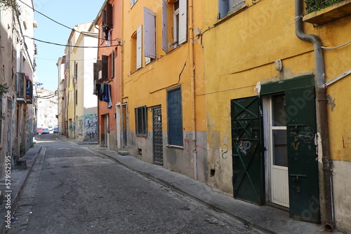 Rue typique dans la ville, ville de Perpignan, département des Pyrénées Orientales, France © ERIC