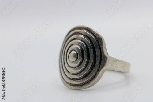 anillo plateado con círculos negros