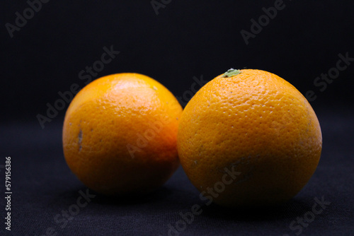 dos naranjas en fondo negro