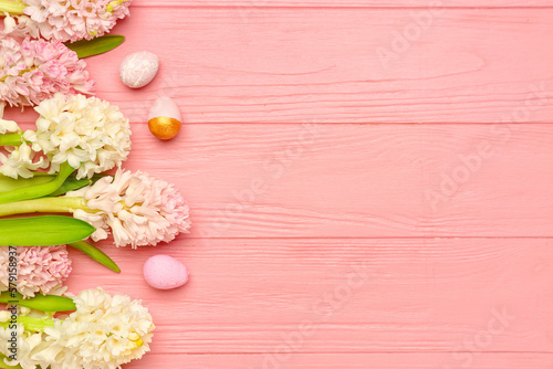 Fototapeta Naklejka Na Ścianę i Meble -  Composition with beautiful hyacinth flowers and Easter eggs on pink wooden background