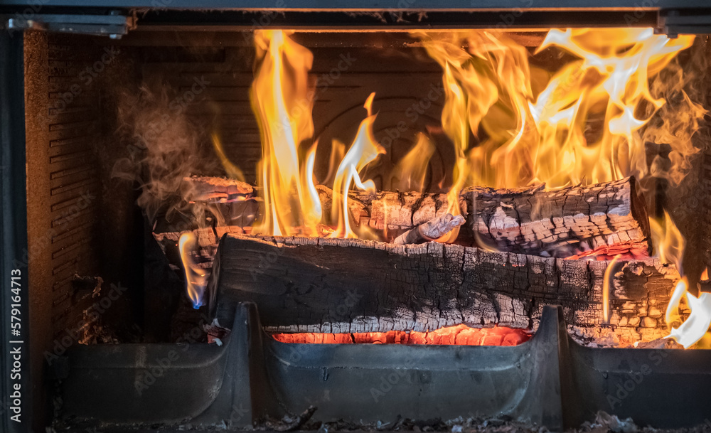 Obraz premium Joli feu de cheminée en gros plan
