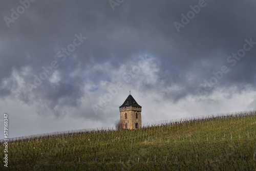 Turm im Weinberg mit dunklen Wolken bei Alzey (Rheinhessen)