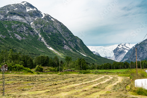 Weg zum Gletscher Bergsetbreen im Jostedalen, Norwegen photo