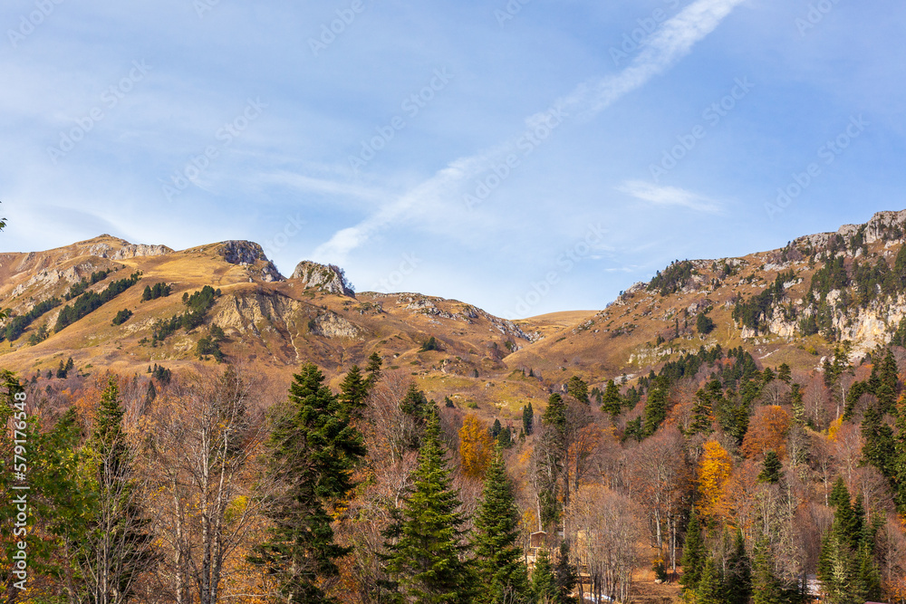 the beginning of autumn in the highlands, nature walks, panoramic views of the mountains, routes and recreation in the mountains.