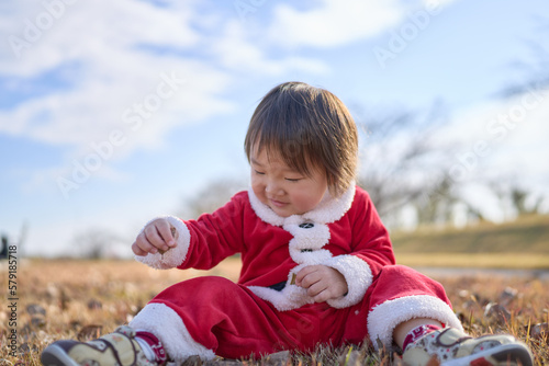 サンタクロースのコスプレをする2歳の男の子