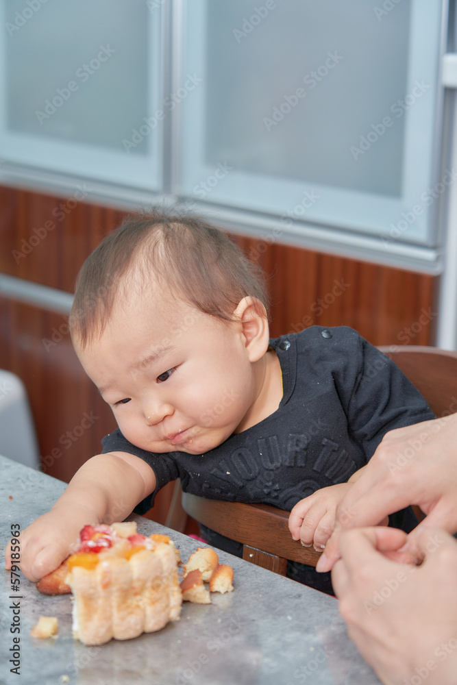 誕生日ケーキを食べる1歳の男の子 誕生日ケーキを食べる1歳の男の子