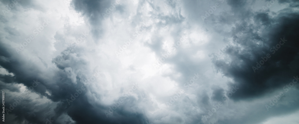 Obraz premium Dramatic cloudscape texture. Dark heavy thunderstorm clouds before rain. Overcast rainy bad weather. Storm warning. Natural gray background of cumulonimbus. Nature backdrop of stormy cloudy sky.