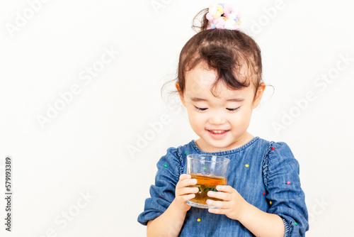 飲み物（お茶）を飲む3歳の女の子