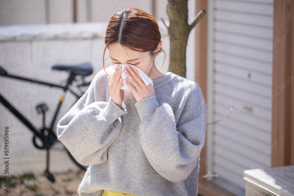 Fototapeta premium テッシュで鼻を抑える女性 Hay Fever