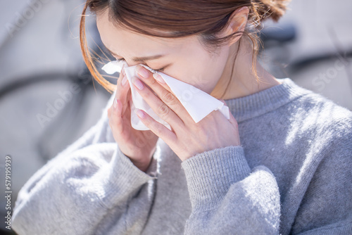 Tableau sur toile テッシュで鼻を抑える女性　Hay Fever