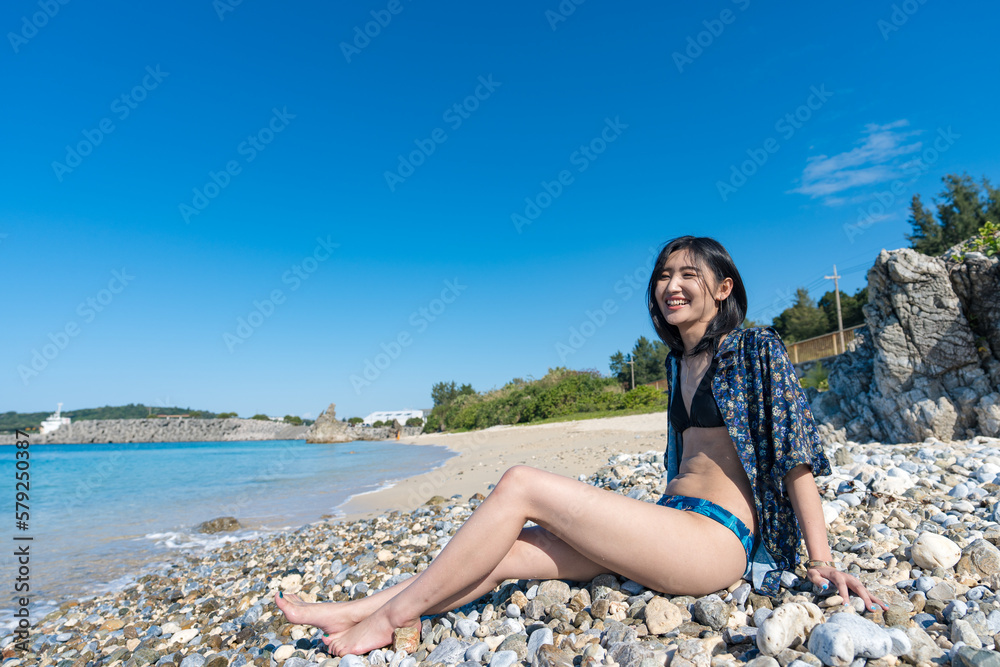 沖縄の海でモデル撮影する女性 沖縄の海でモデル撮影する女性
