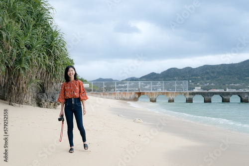 沖縄のビーチでポートレート　女性