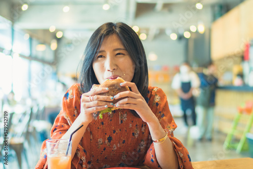 沖縄のハンバーガー屋さんでランチする女性