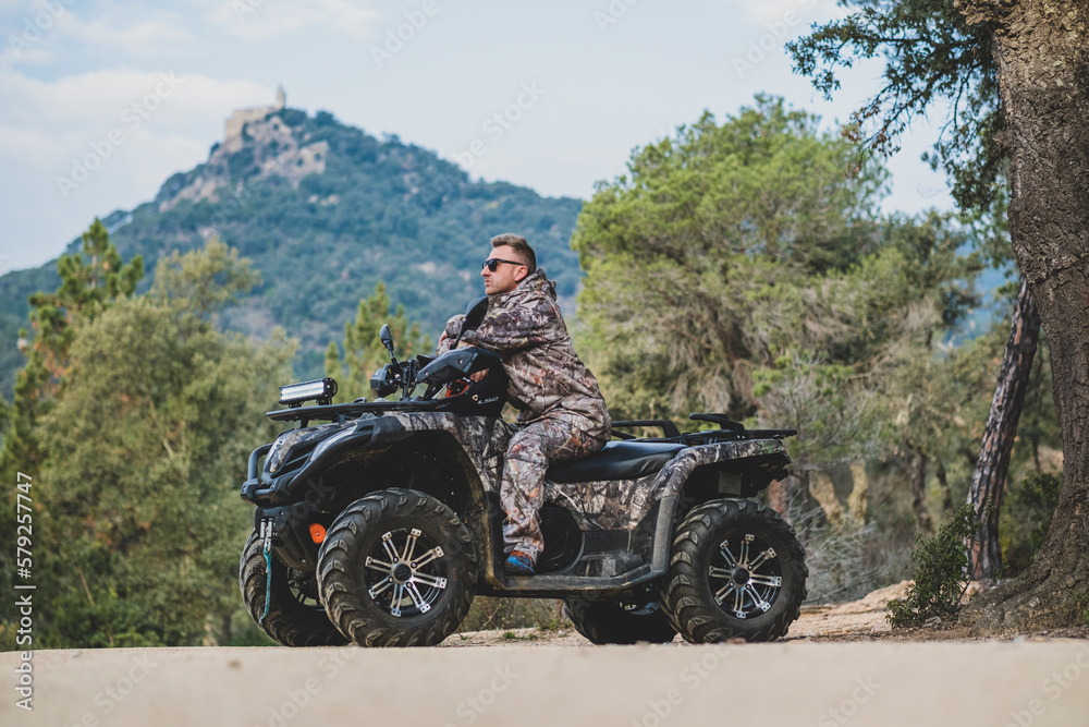 Fototapeta premium vehículo, deporte, extremidad, todoterreno, conducir, moto, aventura, rueda, carretera, auto, transportación, diversión, terreno, carrera, motor, al aire libre, aislada, militar, soldado, ejército, 
