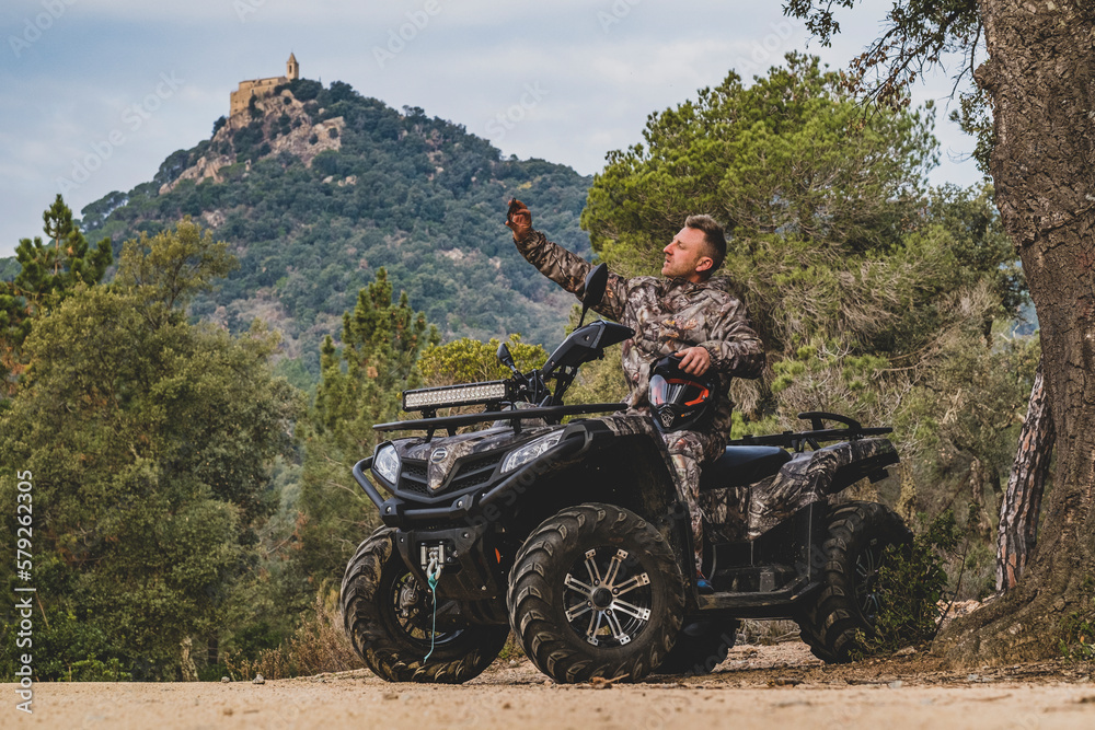 hombre con Quad