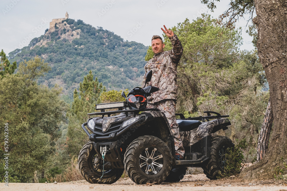 Fototapeta premium hombre con Quad
