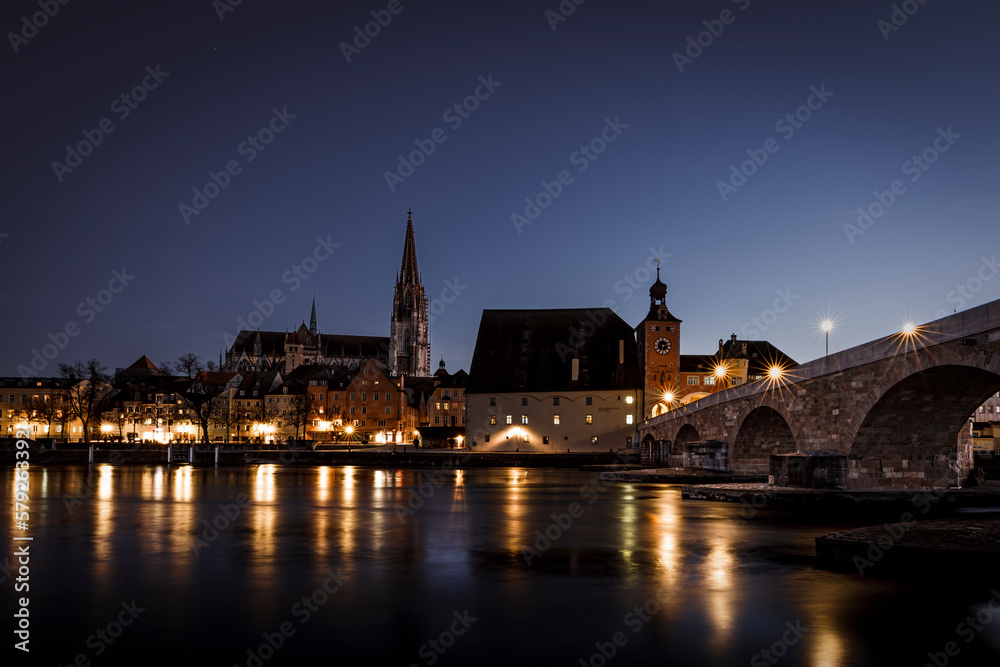 Obraz premium the stone bridge and the cathedral in regensburg