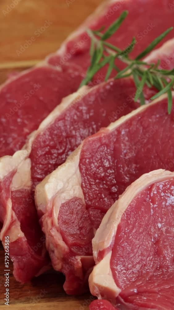 faux-filet de boeuf cru en gros plan sur une planche à découper faux-filet de boeuf cru en gros plan sur une planche à découper
