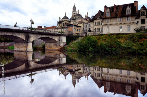 Fototapete Périgueux, Berris bridge over Isle River, Saint-Front Cathedral in background, W