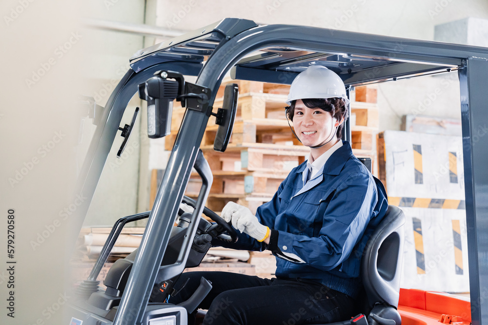 現場でフォークリフトを運転する男性作業員 現場でフォークリフトを運転する男性作業員