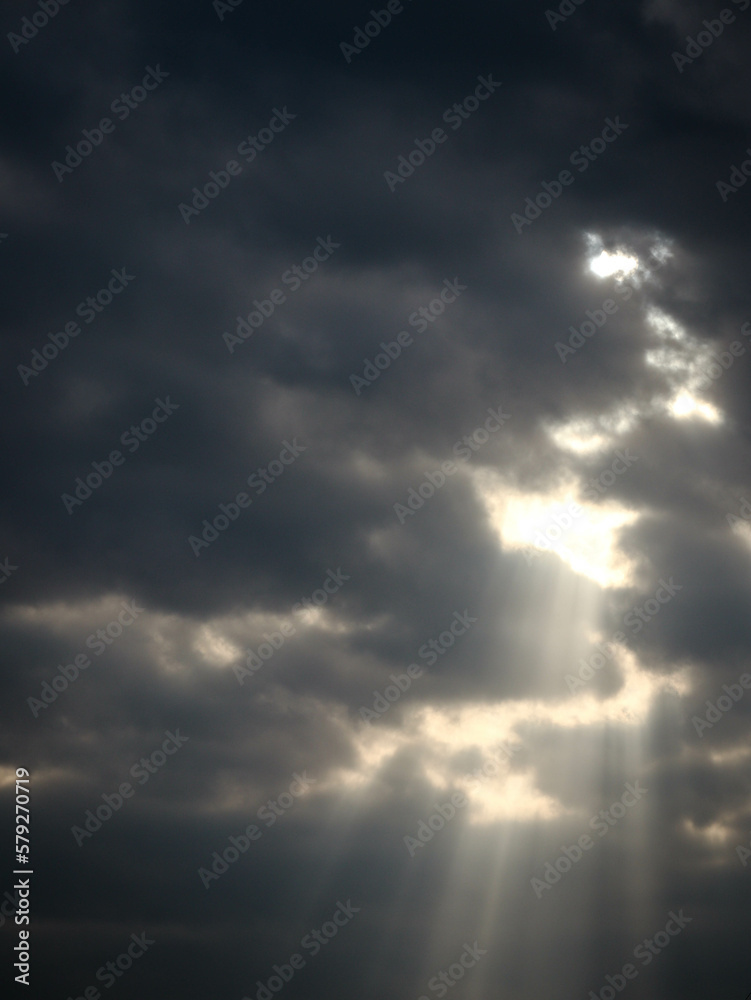 Obraz premium sunbeam through the dark cloud