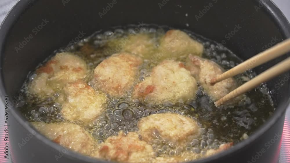 鶏の唐揚げを揚げる 鶏の唐揚げを揚げる
