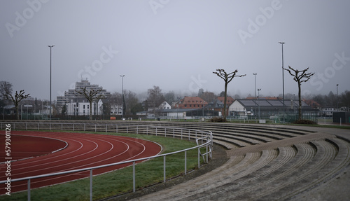Stadion Platz Laufbahn  R  nge bei Nebel regnerisch 
