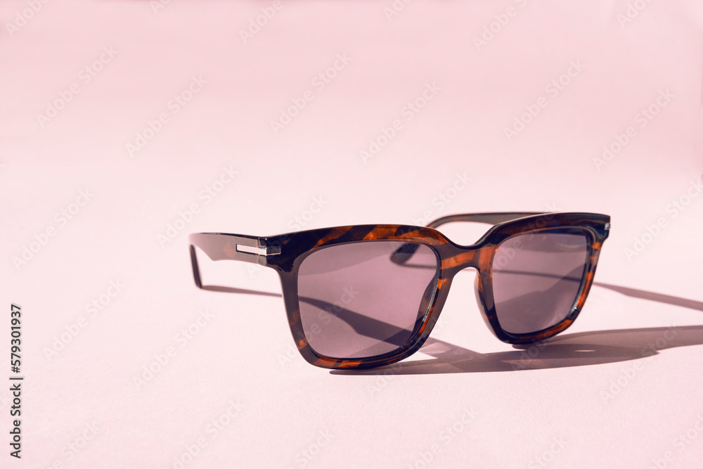 Sonnenbrille auf rosa Hintergrund Sonnenbrille auf rosa Hintergrund