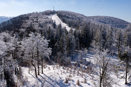Szczyt góry Szyndzielnia w Beskidzie Śląskim, zima w górach. © Grzegorz