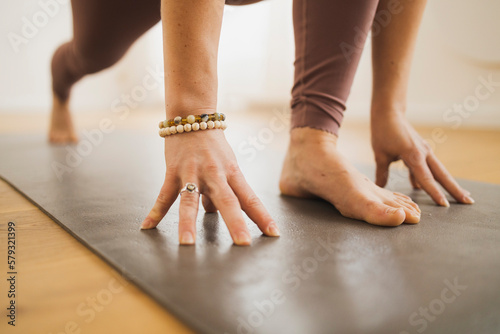 Yoga Studio Übungen auf der Matte