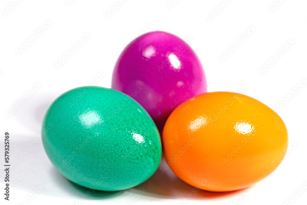 Bunte Ostereier vor weißem Hintergrund