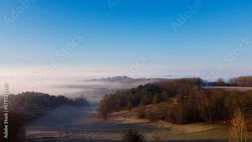 La campagne française baignée de brume le matin vue du ciel