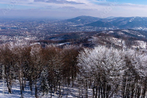 Widok z góry na Beskid Śląski, śnieg na drzewach (4).