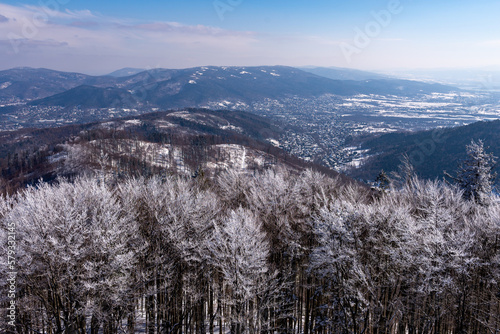 Widok z góry na Beskid Śląski, śnieg na drzewach (2).