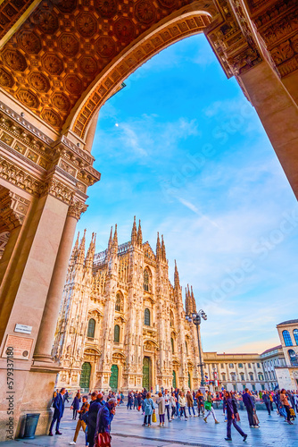 Obraz na płótnie The view on Duomo di Milano throught the main entrance portal of Galleria Vittorio Emanuele II, Milan, Italy w salonie