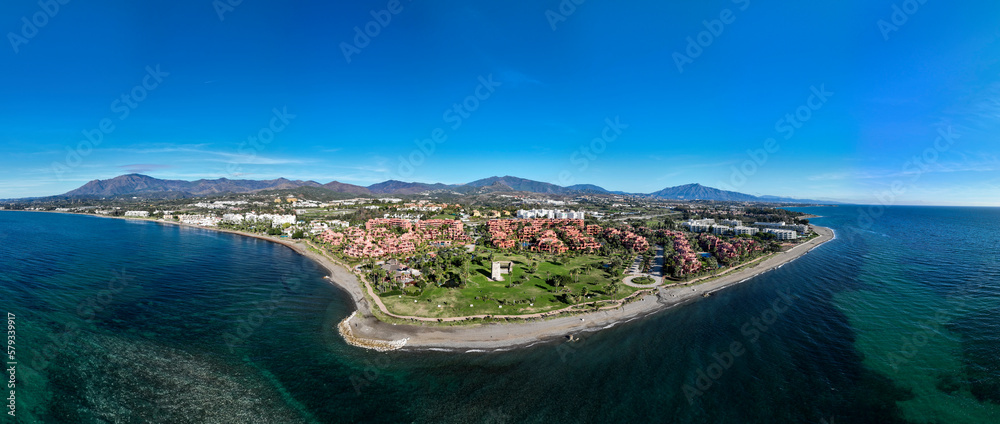 Obraz premium vista de la playa de Guadalmansa en la costa de Estepona, Málaga