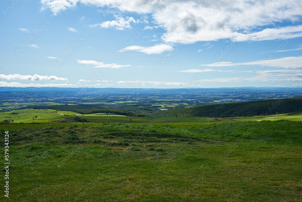 Obraz premium 北海道 ナイタイ高原牧場からの十勝平野 