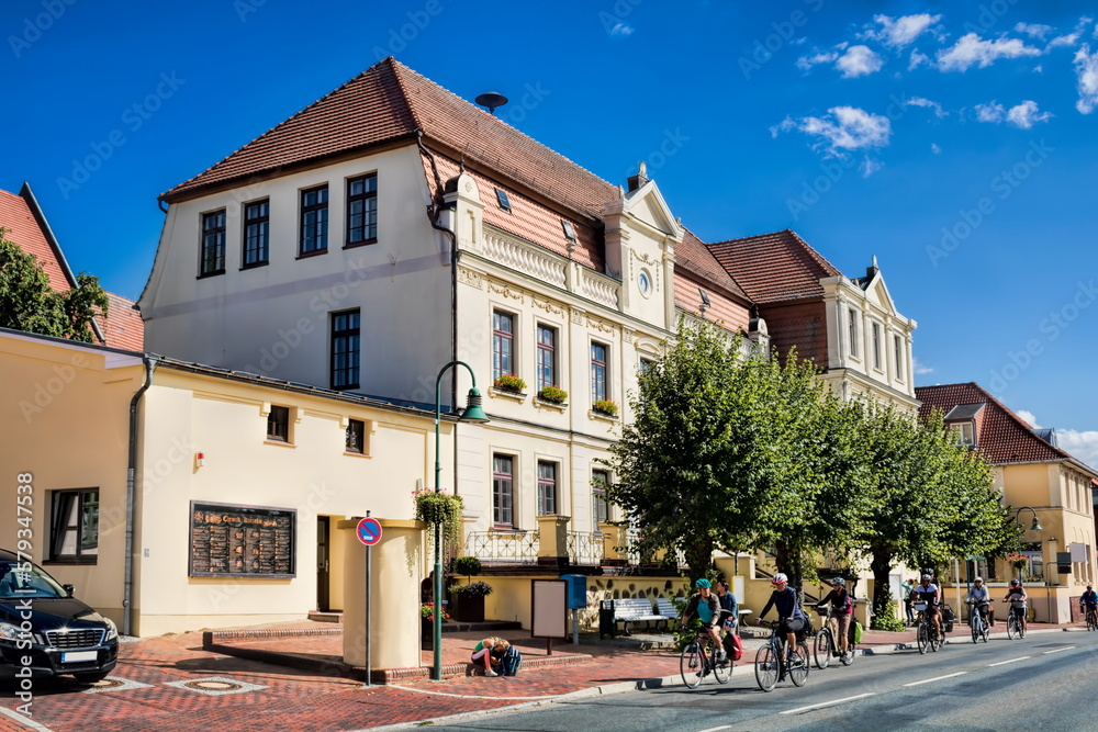 kröpelin, deutschland - stadtbild mit rathaus