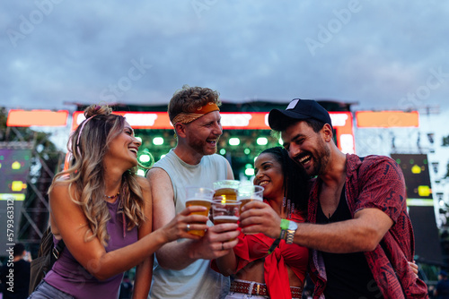 Fotografía Friends drinking at summer music festival